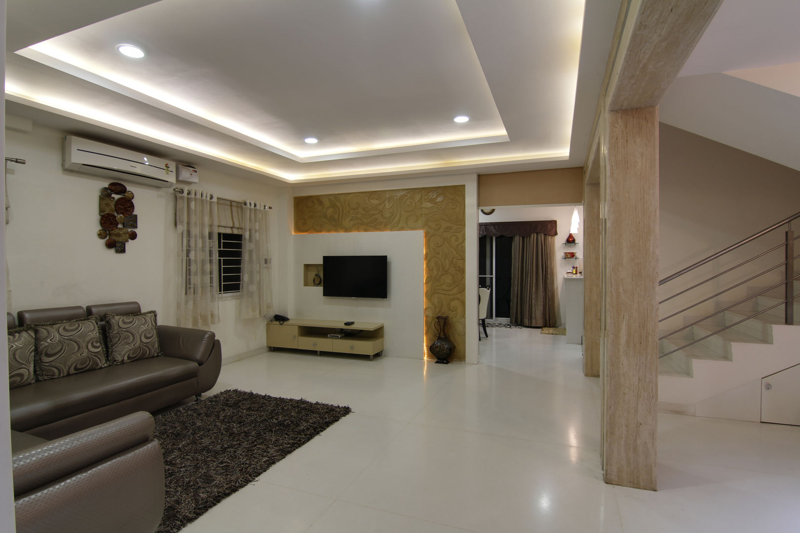 DUPLEX VILLA INTERIORS WITH ROYAL TOUCH, KREATIVE HOUSE KREATIVE HOUSE Phòng khách phong cách chiết trung Đá hoa