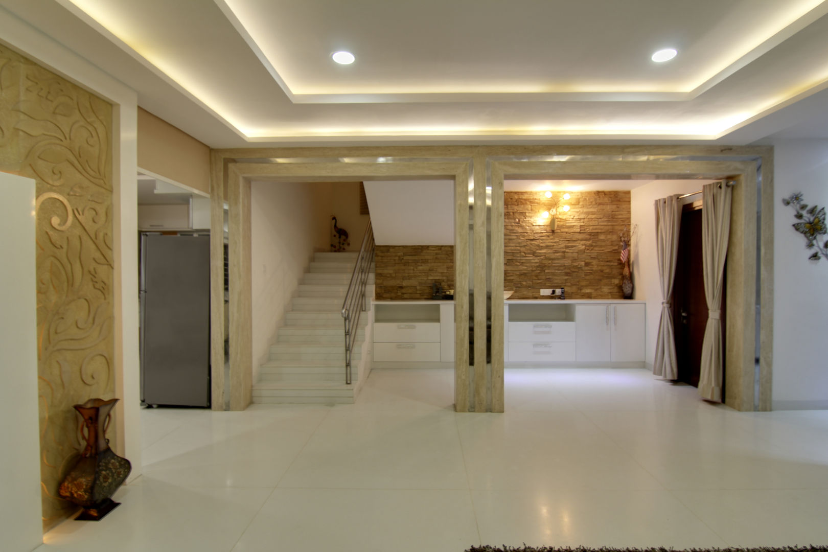 DUPLEX VILLA INTERIORS WITH ROYAL TOUCH, KREATIVE HOUSE KREATIVE HOUSE Couloir, entrée, escaliers originaux