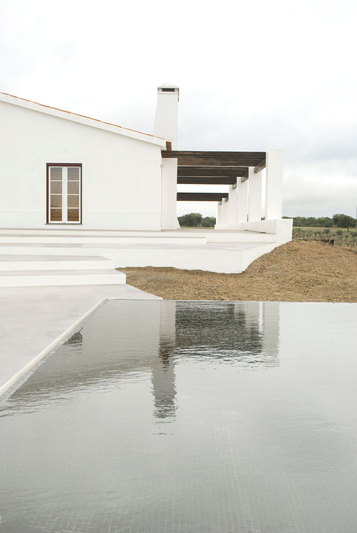 Casa com piscina em Monte Alentejano, atelier B-L atelier B-L Piscinas de estilo minimalista