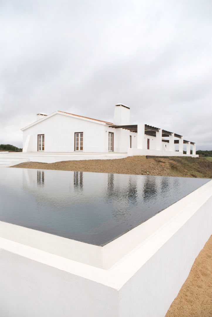 Casa com piscina em Monte Alentejano, atelier B-L atelier B-L Piscinas de estilo minimalista