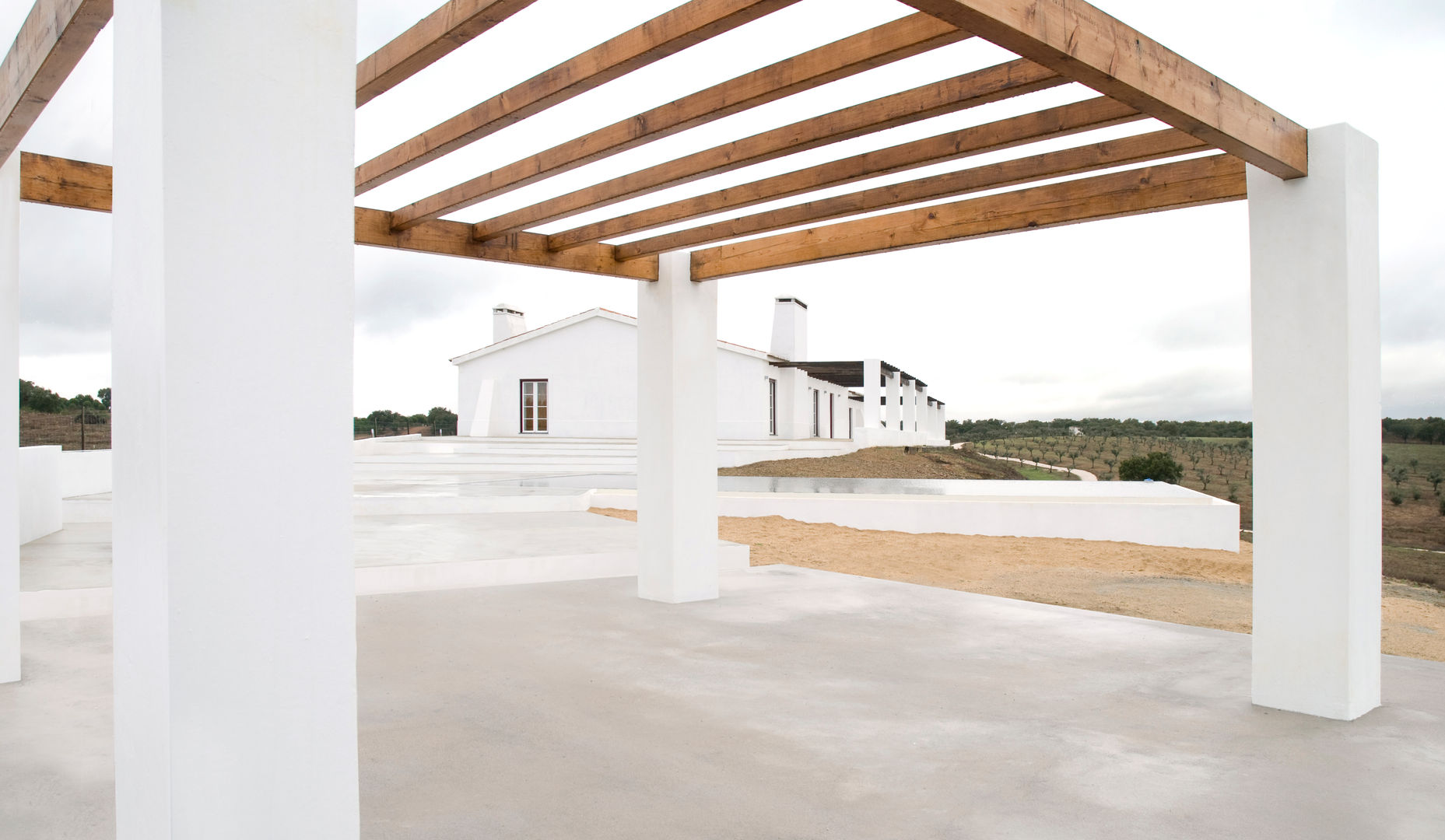 Casa com piscina em Monte Alentejano, atelier B-L atelier B-L Piscinas minimalistas