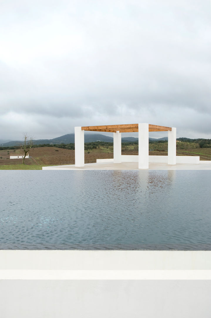 Casa com piscina em Monte Alentejano, atelier B-L atelier B-L Piletas minimalistas