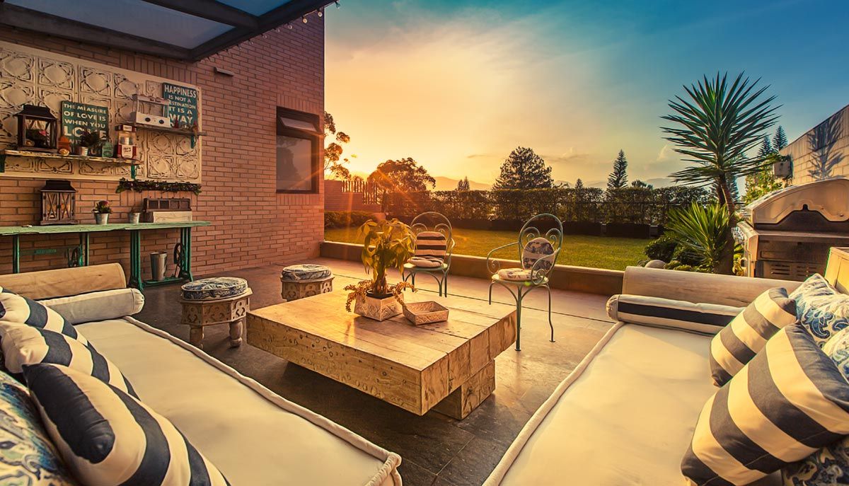 Terraza en el atardecer de Medellín Cristina Cortés Diseño y Decoración Balcones y terrazas modernos Mobiliario