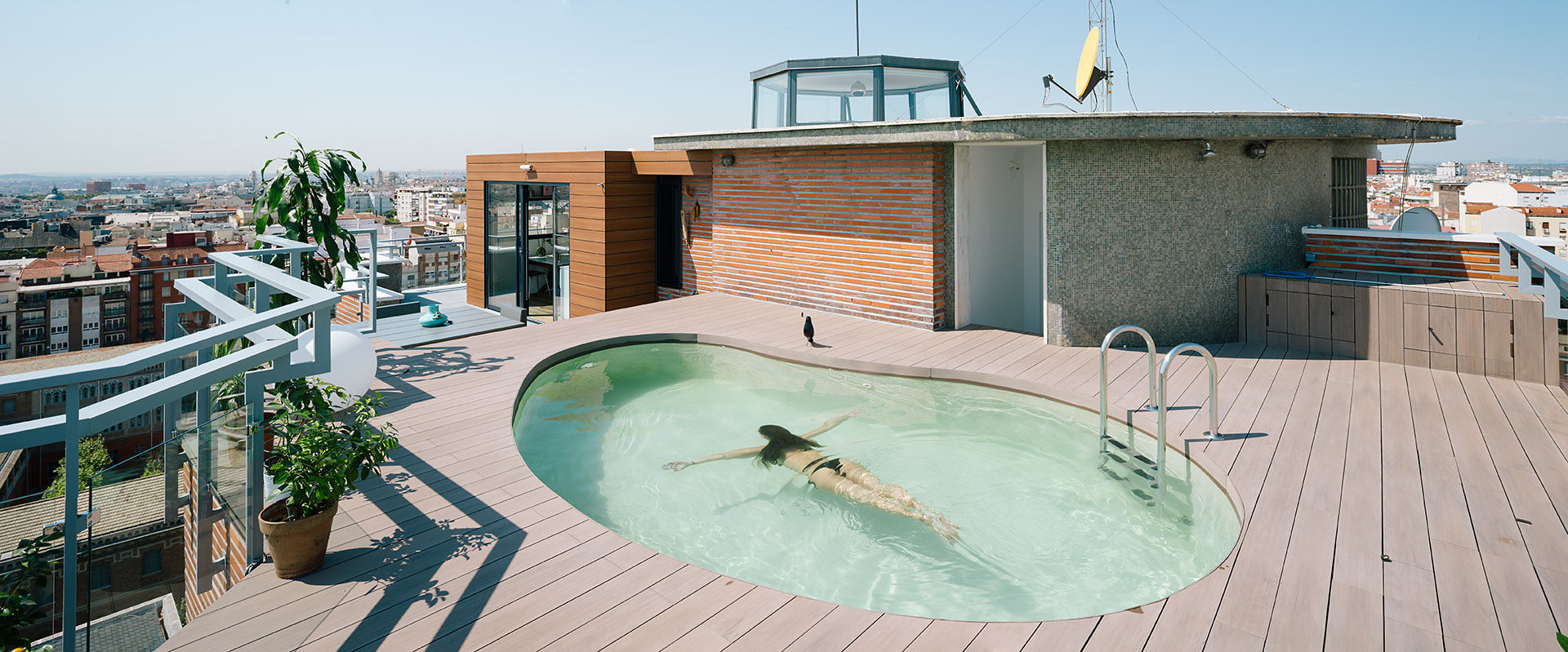 “Un chalet en el cielo de Madrid”, ImagenSubliminal ImagenSubliminal Piscinas de estilo moderno