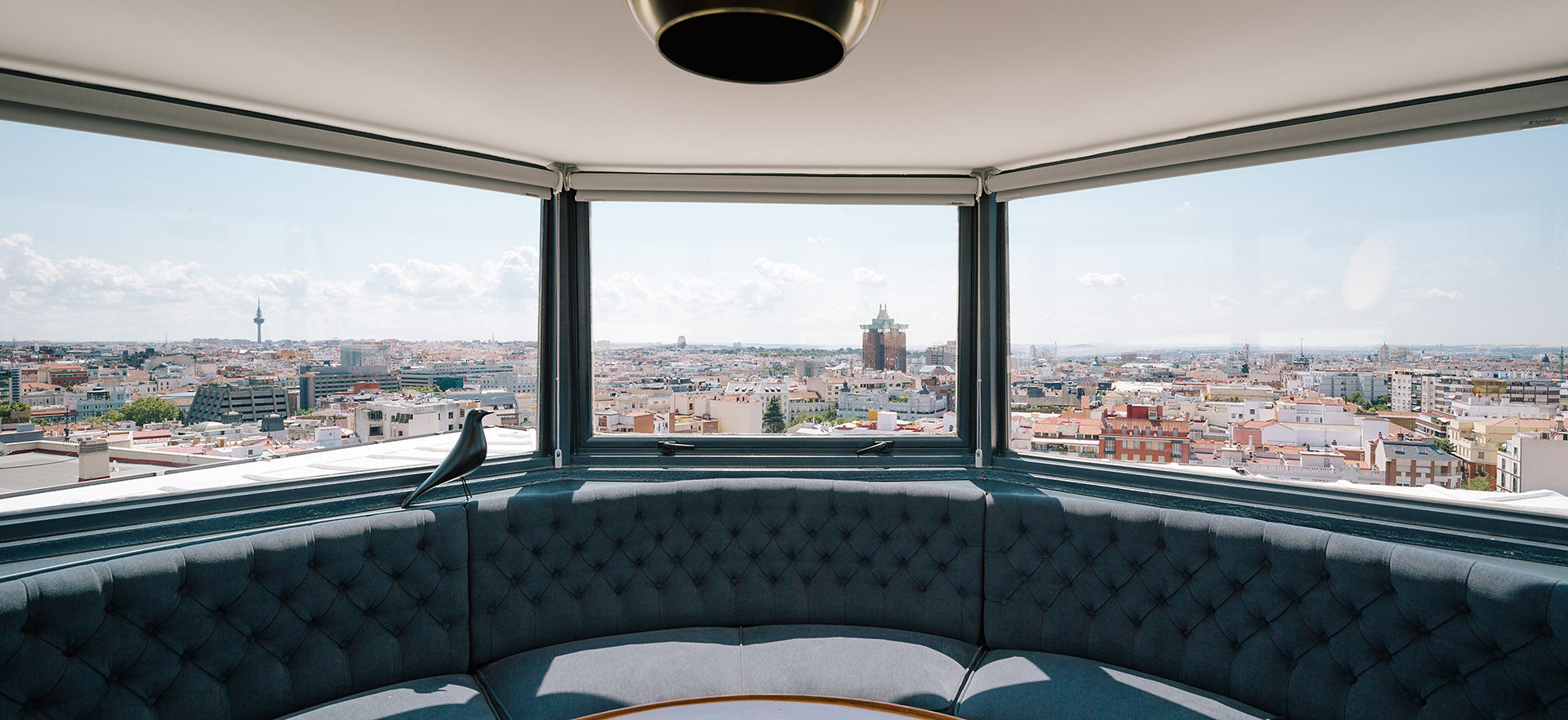 “Un chalet en el cielo de Madrid”, ImagenSubliminal ImagenSubliminal Modern living room
