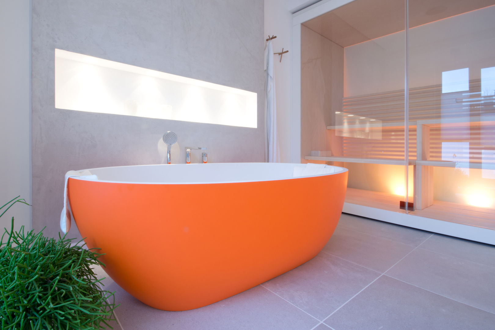 Hauptbad, freistehende Wanne in orange homify Moderne Badezimmer