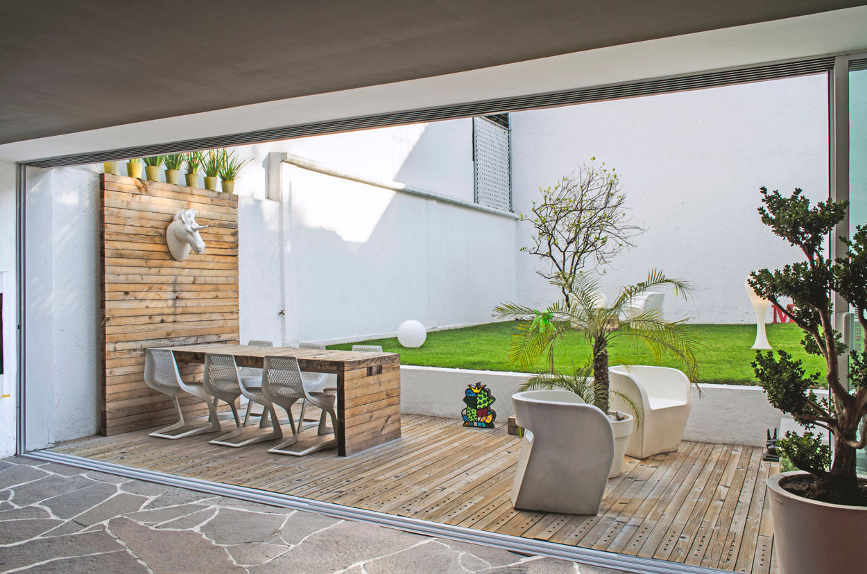 Casa F-51, Miguel de la Torre Arquitectos Miguel de la Torre Arquitectos Modern balcony, veranda & terrace