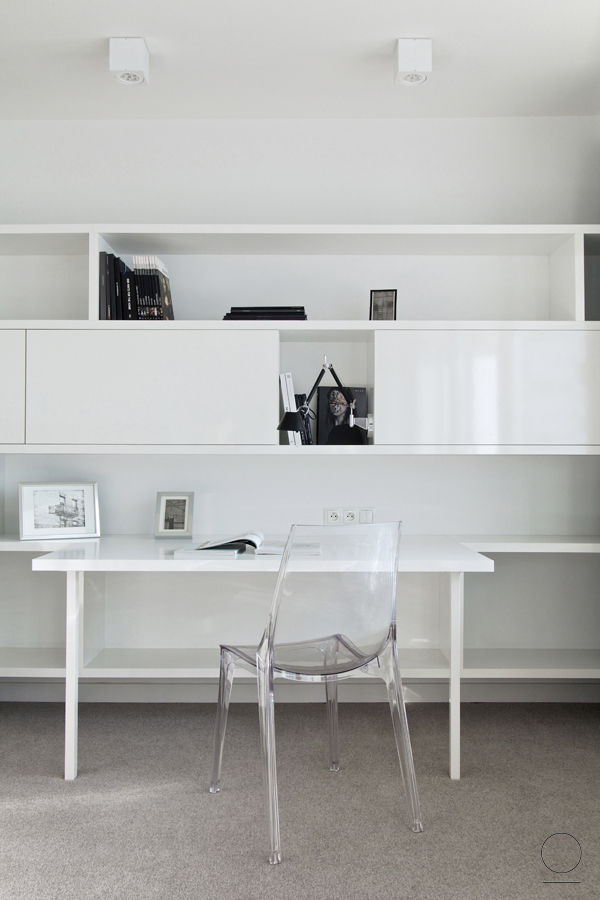 APARTAMET GRZYBOWKSA , OIKOI OIKOI Minimalistische Arbeitszimmer