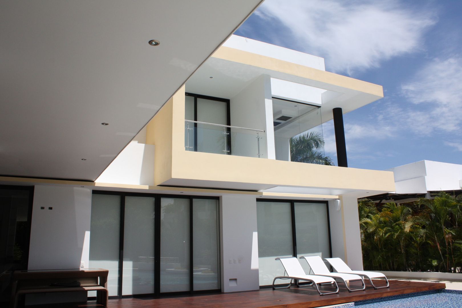 Perspectiva terraza en deck perteneciente a la zona de piscina. homify Casas modernas Concreto