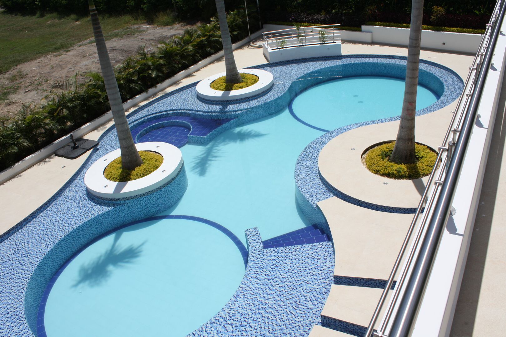 Vista a Piscina ubicada en la fachada posterior de la vivienda. homify Albercas modernas Cerámico