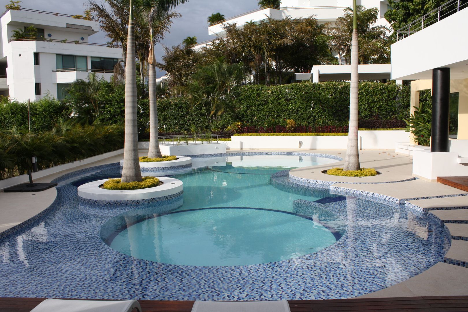 homify Modern pool Ceramic