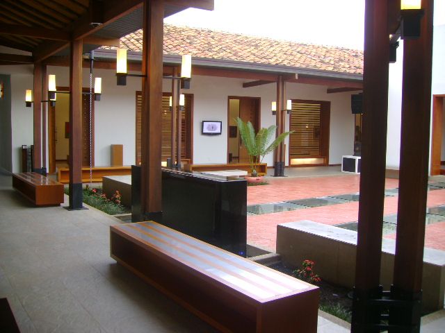 CASA DEL LIBRO TOTAL OCA ARQUITECTURA INTERIOR Pasillos, vestíbulos y escaleras de estilo moderno