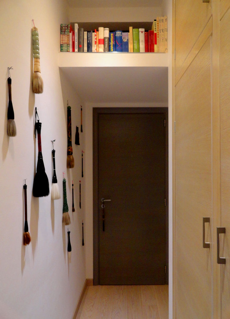 Design & Feng Shui, The Creative Apartment The Creative Apartment Modern corridor, hallway & stairs