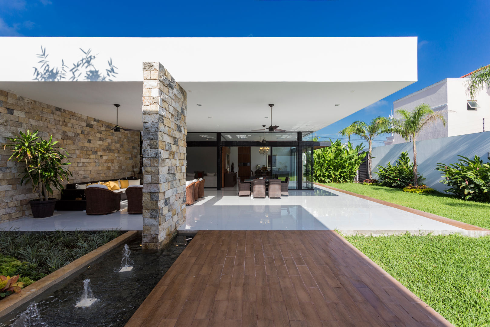 Casa O44, P11 ARQUITECTOS P11 ARQUITECTOS モダンデザインの テラス