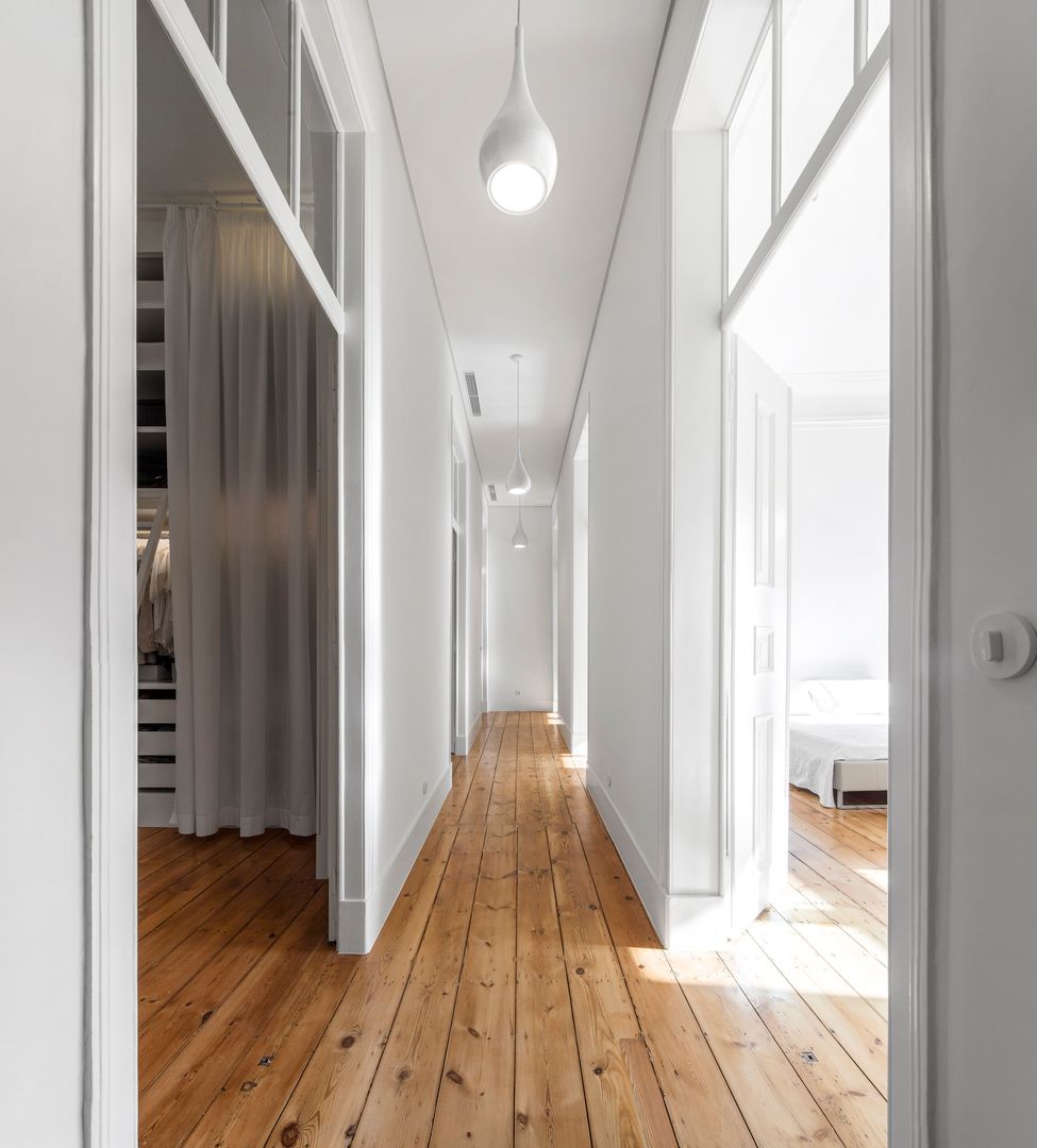 homify Modern Corridor, Hallway and Staircase