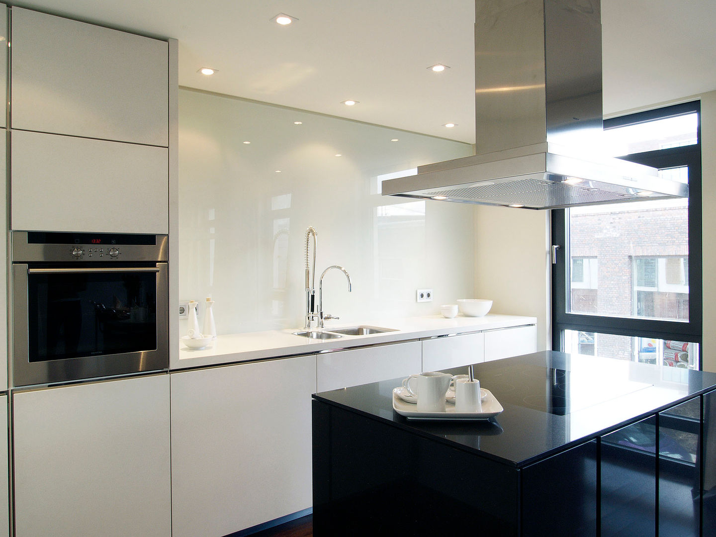 Open plan black and white kitchen with kitchen island homify Dapur Modern