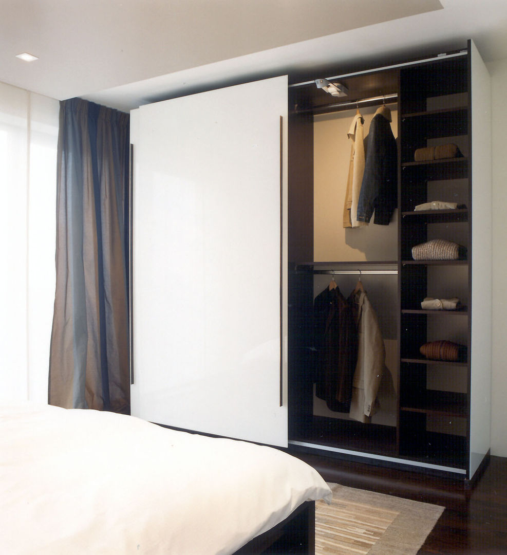 Custommade closet homify Moderne slaapkamers