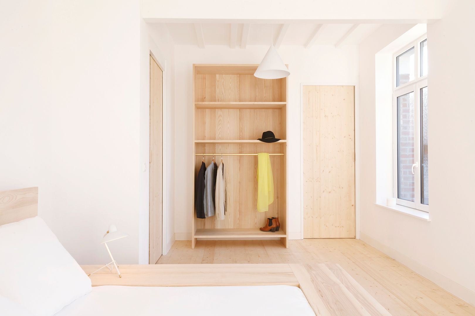 Mobilier Lens, Atelier Bees Atelier Bees Phòng ngủ phong cách tối giản Than củi Multicolored Wardrobes & closets