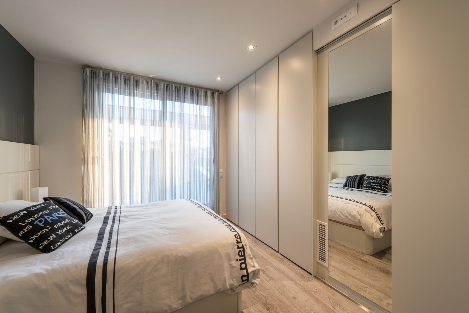 Dormitorio – Reforma París | Standal Standal Dormitorios de estilo moderno Propiedad,Muebles,Comodidad,Madera,Textil,Marco de la cama,Edificio,Cama,Diseño de interiores,Piso