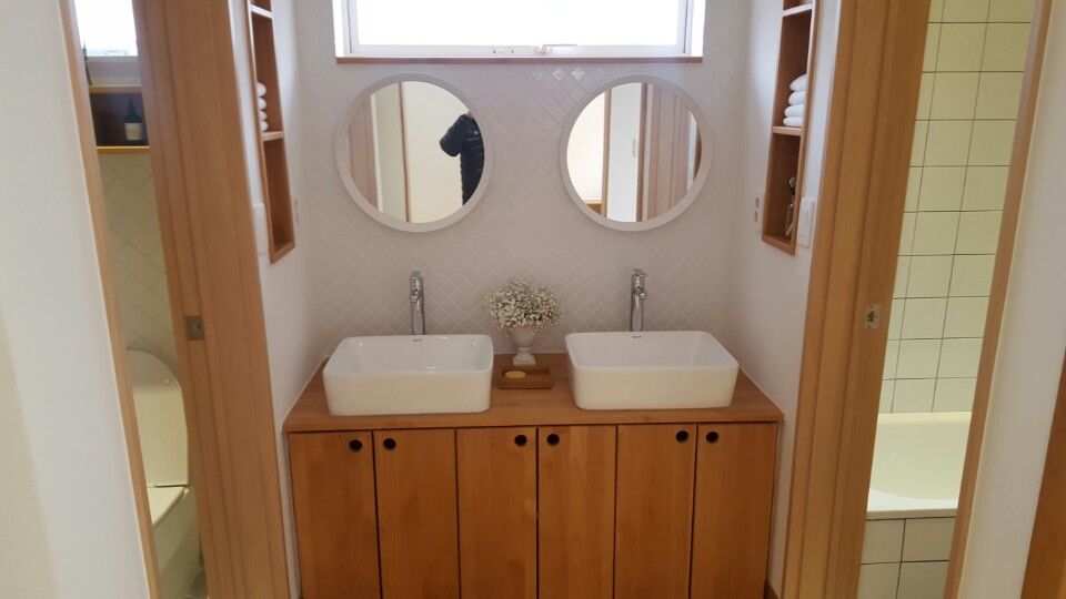 루트주택 32호 , 루트 주택 루트 주택 現代浴室設計點子、靈感&圖片