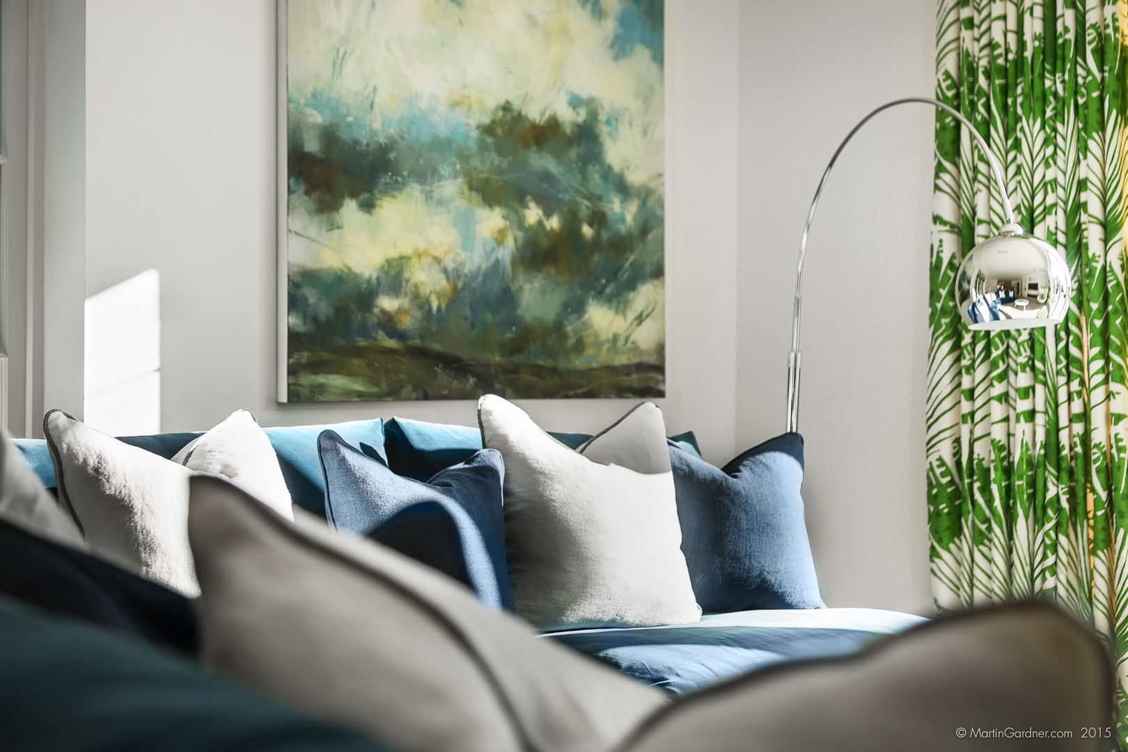 Family Home in Winchester's Sleepers Hill, Martin Gardner Photography Martin Gardner Photography Classic style living room