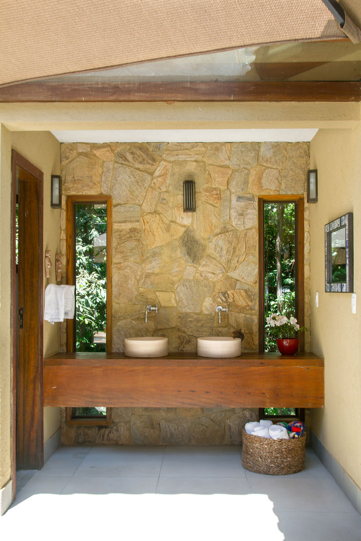 Casa JC - Cond. Retiro do Chalé, CAMILA FERREIRA ARQUITETURA E INTERIORES CAMILA FERREIRA ARQUITETURA E INTERIORES Country style bathrooms