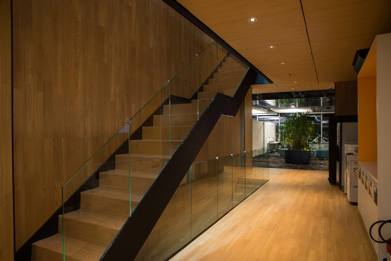 AXA Querétaro Back Offices, Serrano+ Serrano+ Modern Corridor, Hallway and Staircase