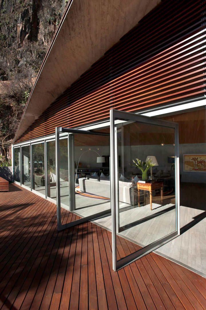 Casa L , Serrano+ Serrano+ Modern style balcony, porch & terrace