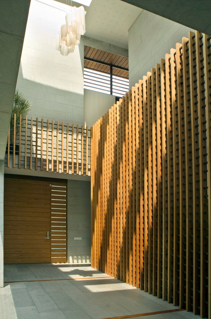 Casa LB , Serrano+ Serrano+ Modern windows & doors