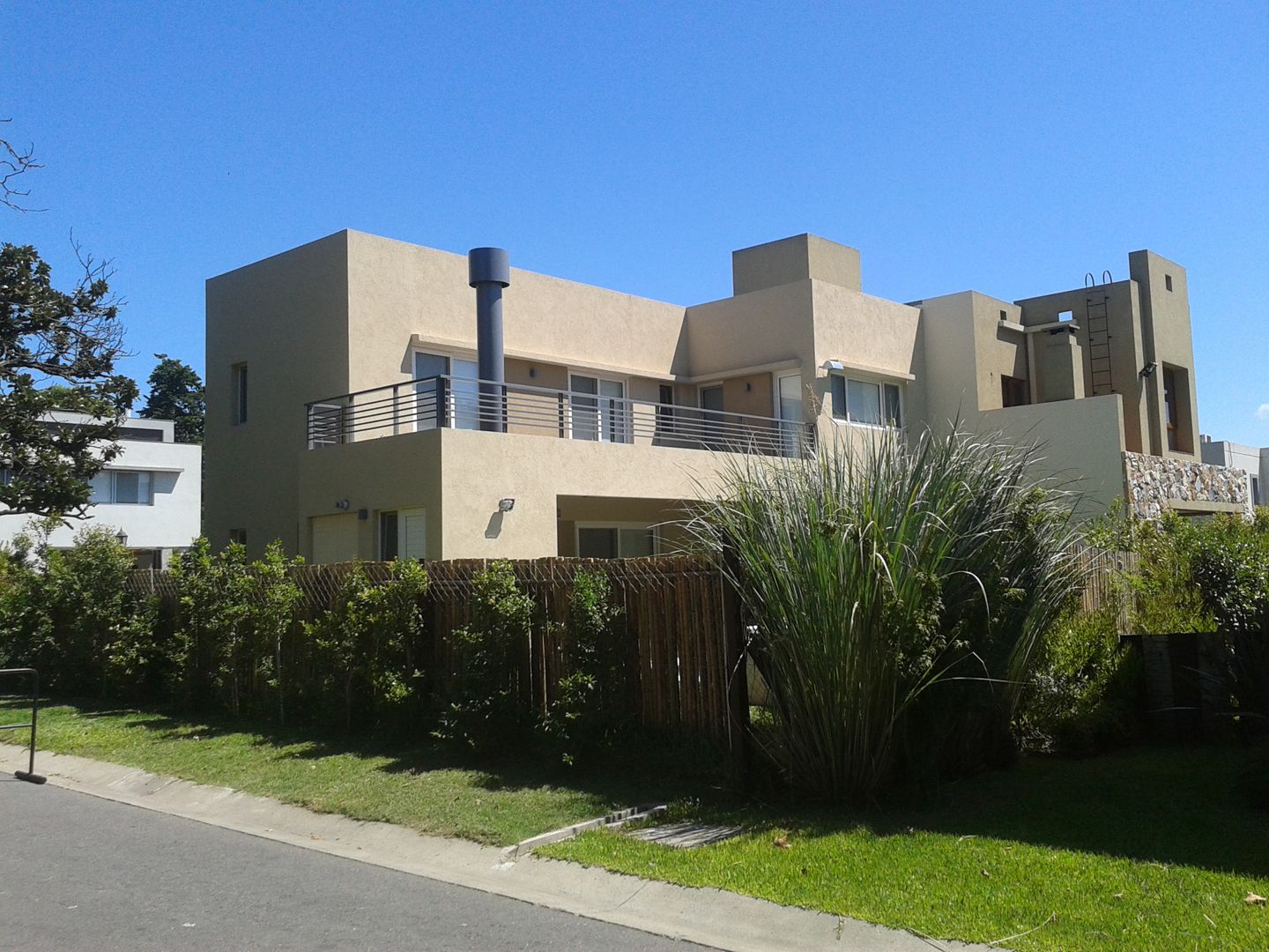 casa minimalista en San Isidro, Family Houses Family Houses Maisons minimalistes