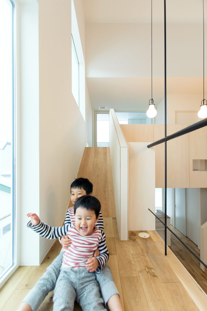 スベリ台のある家, 一級建築士事務所 Atelier Casa 一級建築士事務所 Atelier Casa Eclectic style corridor, hallway & stairs لکڑی Wood effect