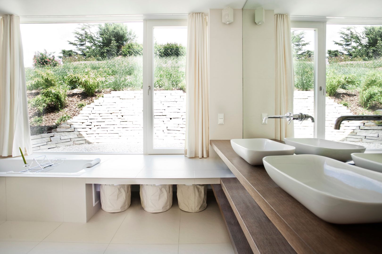 Villa P, LOVE architecture and urbanism LOVE architecture and urbanism Minimalist style bathrooms