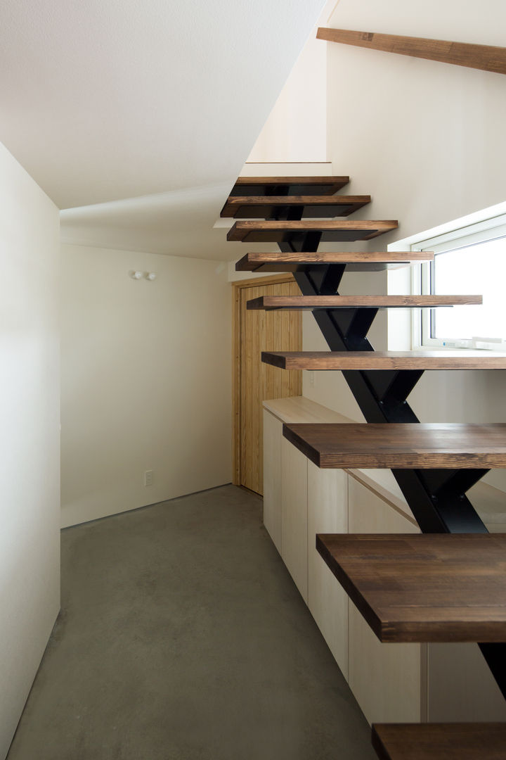 手稲山が望める家, 一級建築士事務所 Atelier Casa 一級建築士事務所 Atelier Casa Minimalist corridor, hallway & stairs Iron/Steel