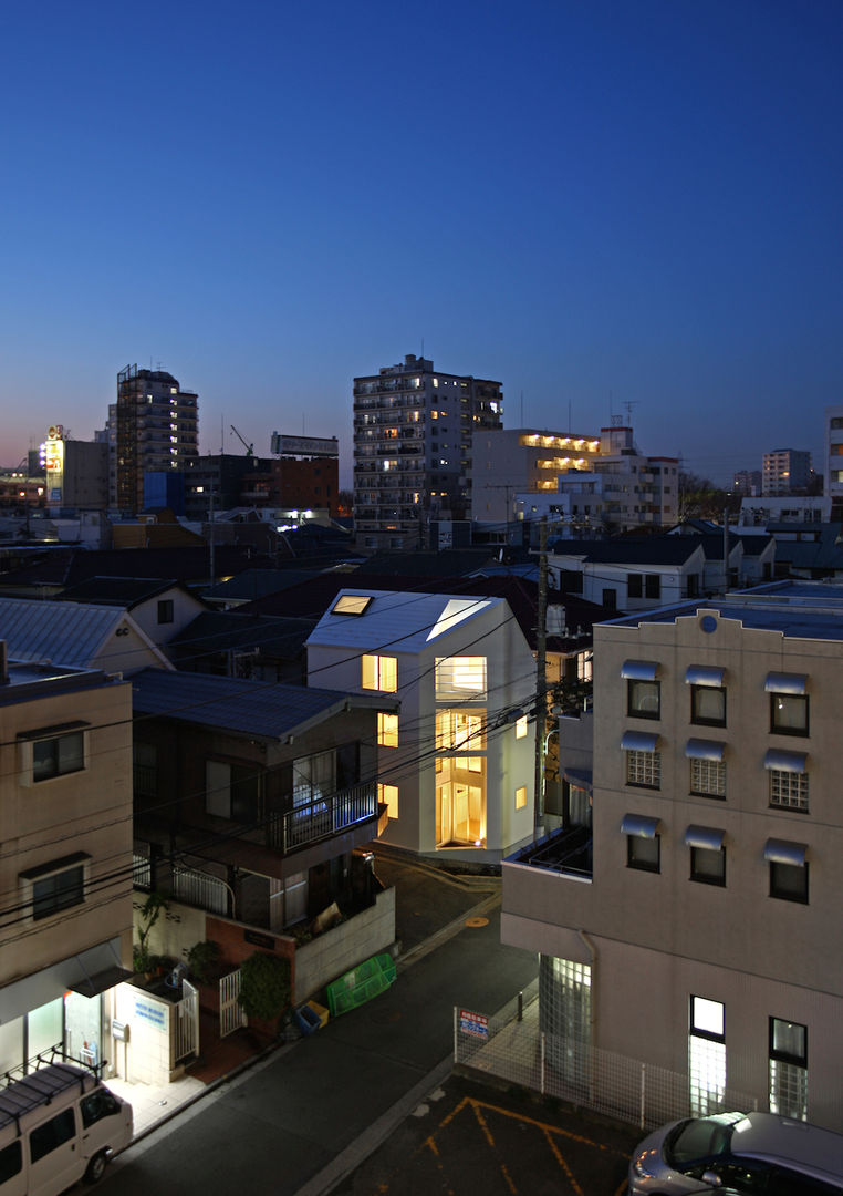 八幡山の二世帯住宅, アトリエハコ建築設計事務所／atelier HAKO architects アトリエハコ建築設計事務所／atelier HAKO architects Casas modernas