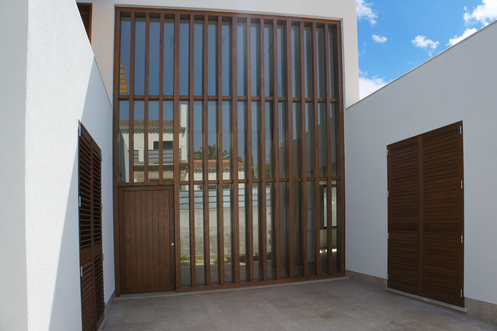 ENTRADA PRINCIPAL RIBA MASSANELL S.L. Puertas y ventanas modernas Madera Acabado en madera