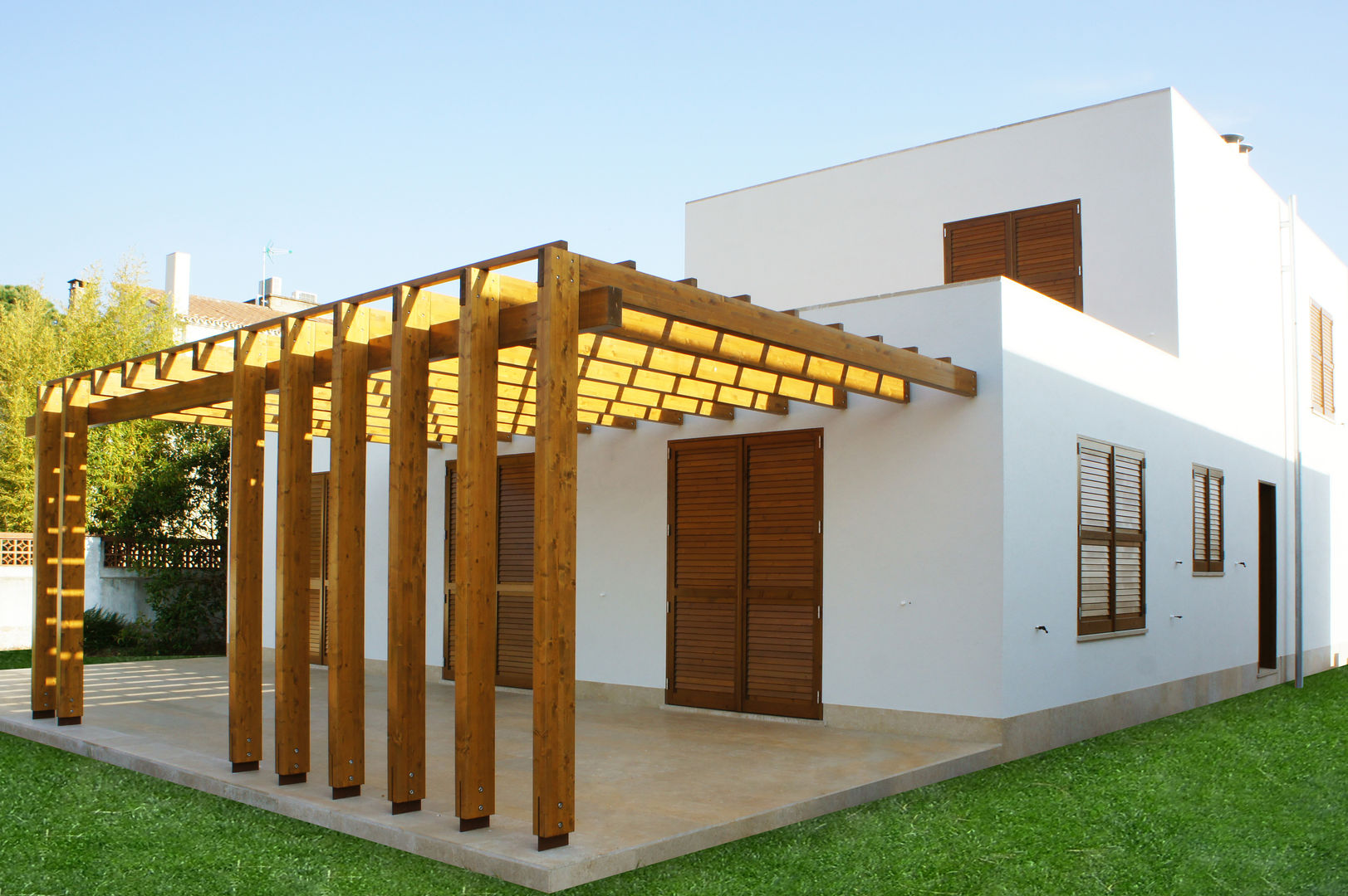 PERGOLA Y VENTANAS, RIBA MASSANELL S.L. RIBA MASSANELL S.L. Finestre & Porte in stile moderno Legno Effetto legno