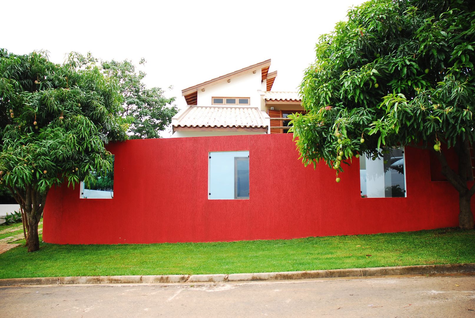 Residência Condomínio Cafezal, Mônica Mellone Arquitetura Mônica Mellone Arquitetura Casas de estilo ecléctico