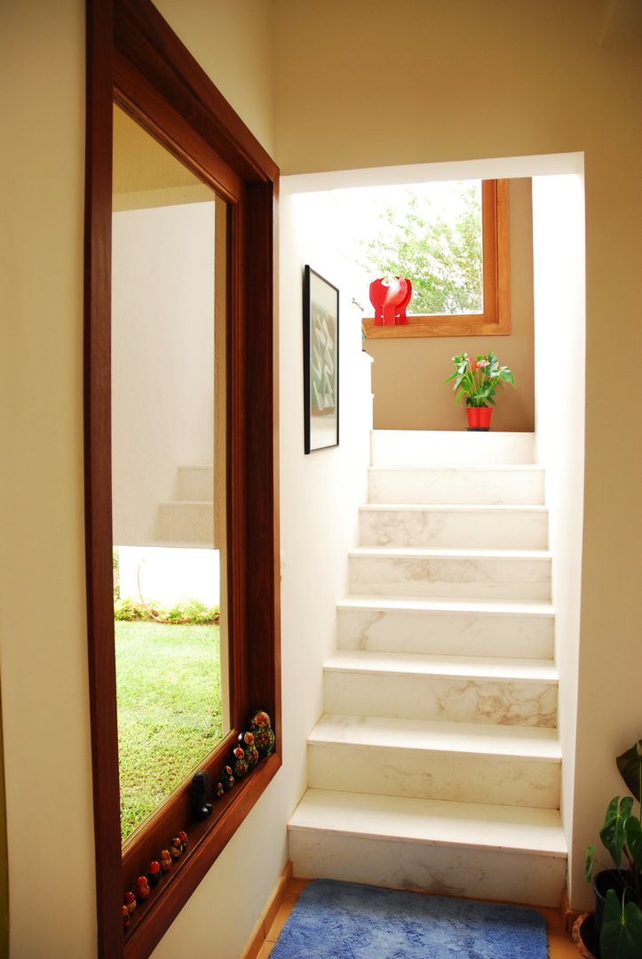 Residência Condomínio Cafezal, Mônica Mellone Arquitetura Mônica Mellone Arquitetura Eclectic style corridor, hallway & stairs