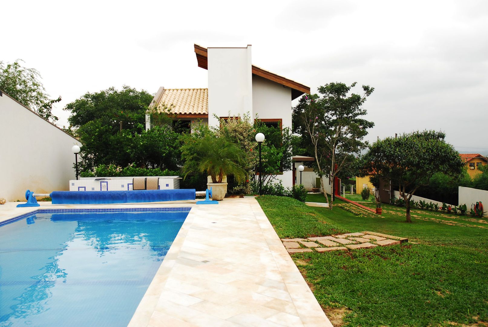 Residência Condomínio Cafezal, Mônica Mellone Arquitetura Mônica Mellone Arquitetura Piscinas eclécticas