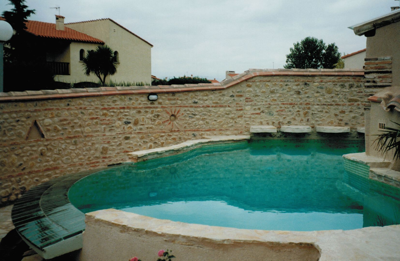 Piscine, BATIR AU NATUREL BATIR AU NATUREL Piscinas de estilo mediterráneo Concreto reforzado