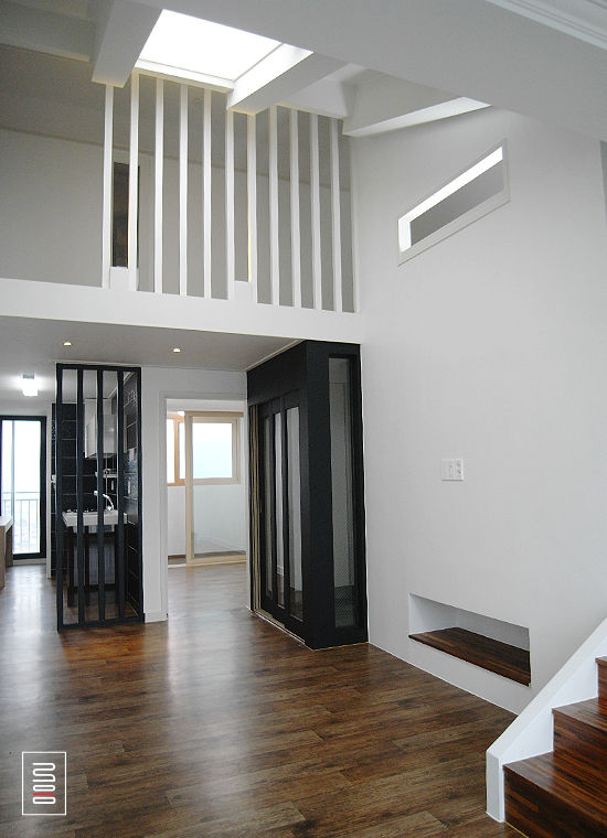 복층 24평형 신혼집 아파트 , 로움 건축과 디자인 로움 건축과 디자인 Modern corridor, hallway & stairs