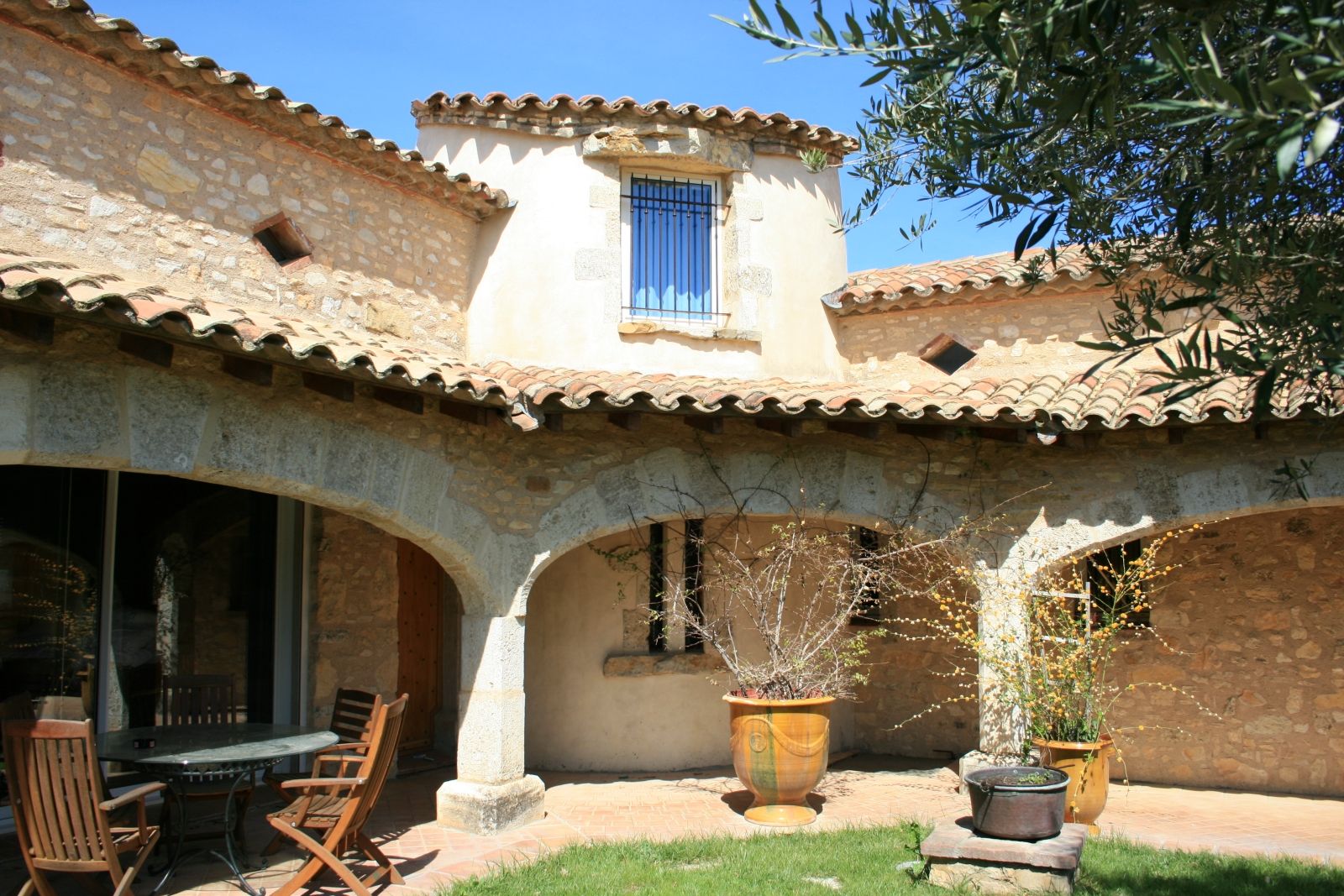 Construction d'une villa en pierre, BATIR AU NATUREL BATIR AU NATUREL Mediterranean style houses Stone