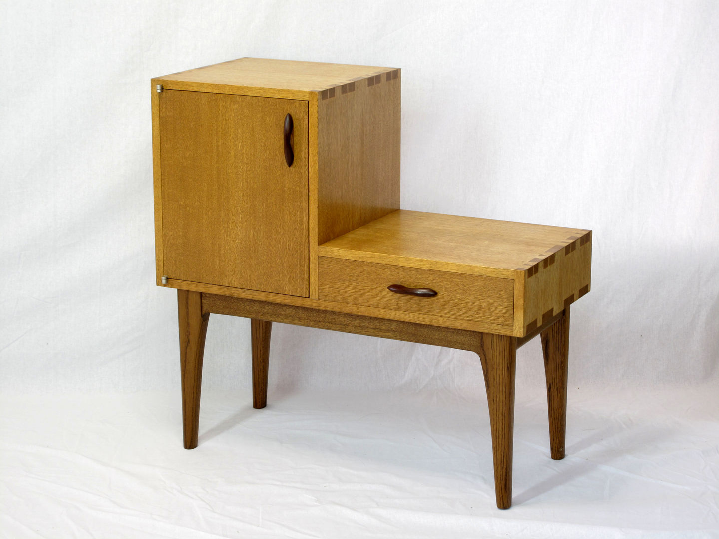 テレフォンベンチ, 木の家具 quiet furniture of wood 木の家具 quiet furniture of wood Living room لکڑی Wood effect Cupboards & sideboards