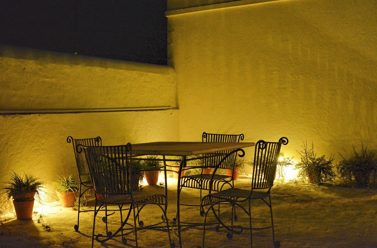 Unchagaon, Studio Ezube Studio Ezube Modern balcony, veranda & terrace Plant,Furniture,Table,Chair,Building,Lighting,Interior design,Sunlight,Wood,Flowerpot