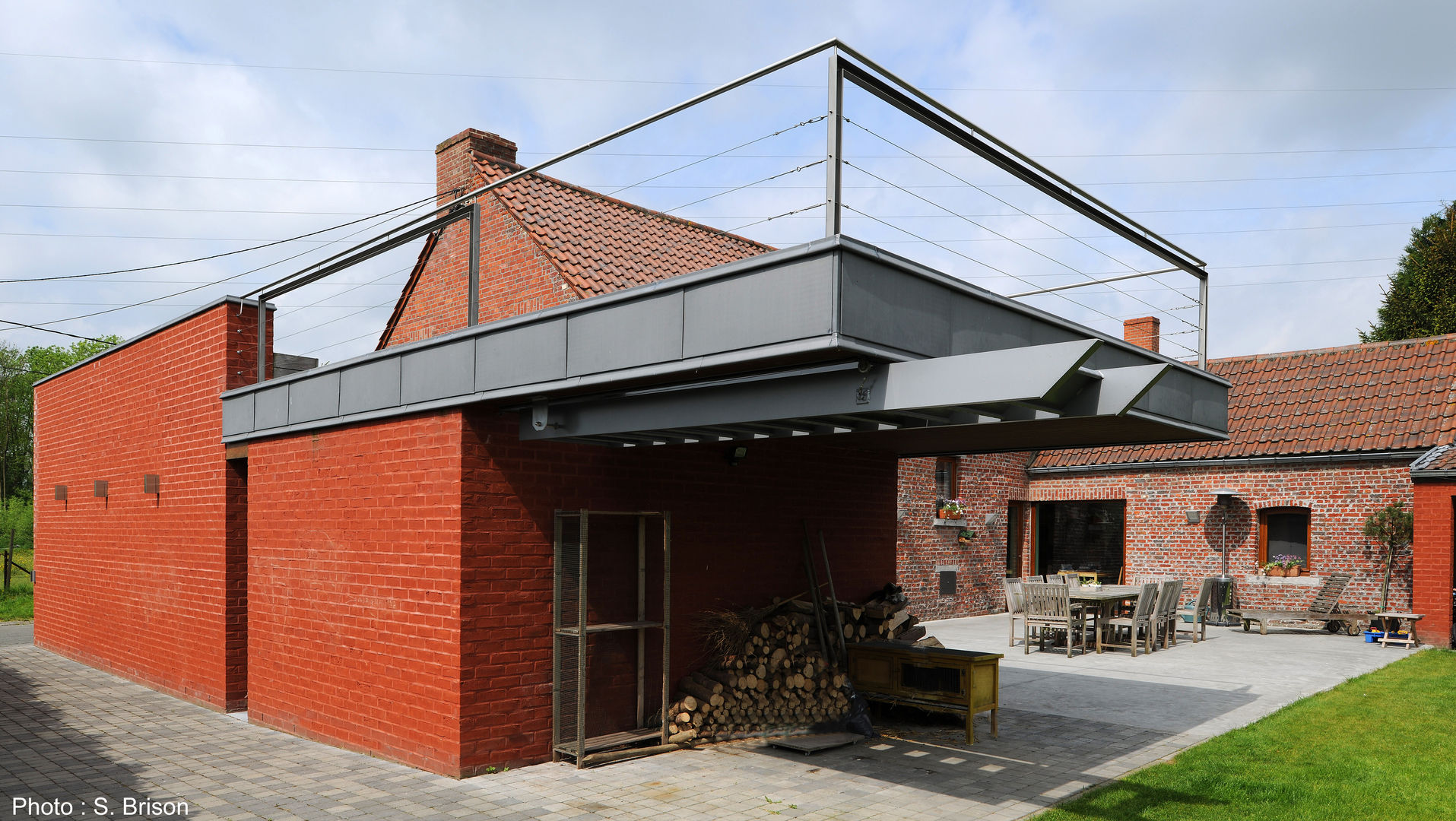 Garage avec vue, VORTEX atelier d'architecture VORTEX atelier d'architecture Balcones y terrazas modernos