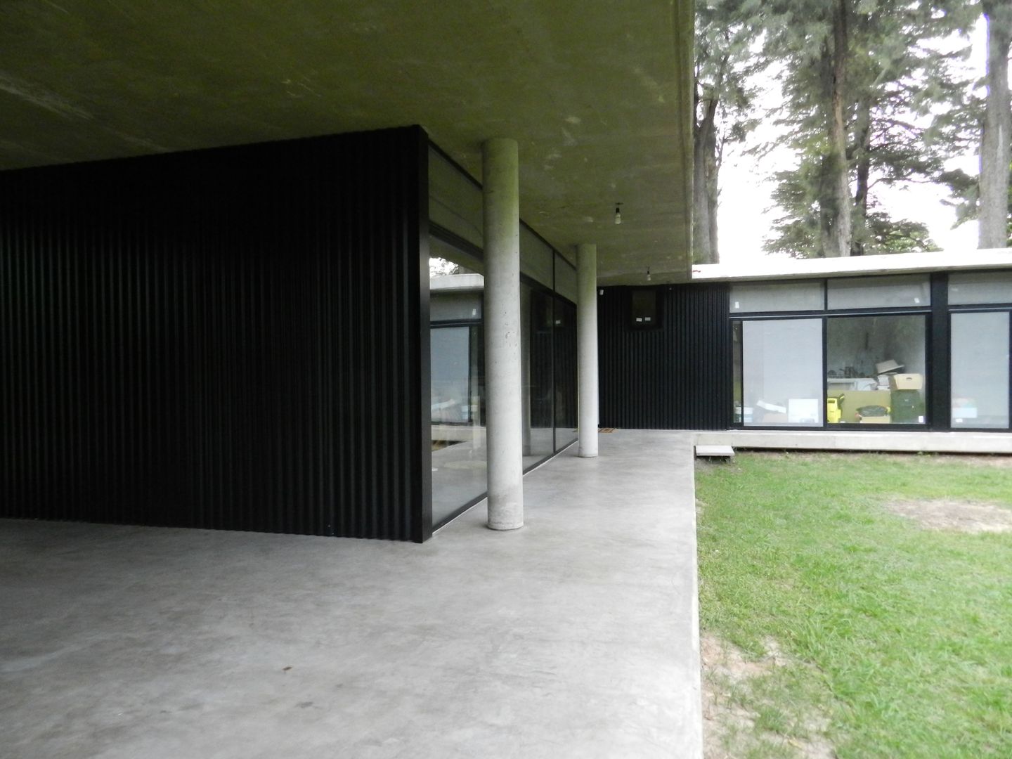 Casa Bunker en La Reja, Moreno, dymmuebles dymmuebles منزل جاهز للتركيب الخرسانة