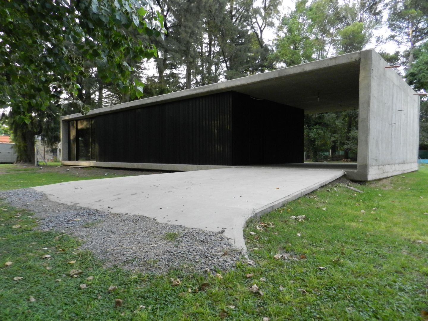 Casa Bunker en La Reja, Moreno, dymmuebles dymmuebles Prefabricated home کنکریٹ