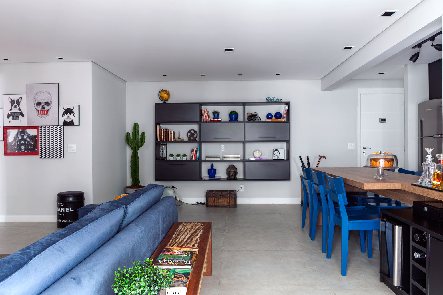 Apartamento jovem e descolado no bairro da Mooca, Márcio Campos Arquitetura + Interiores Márcio Campos Arquitetura + Interiores Phòng khách