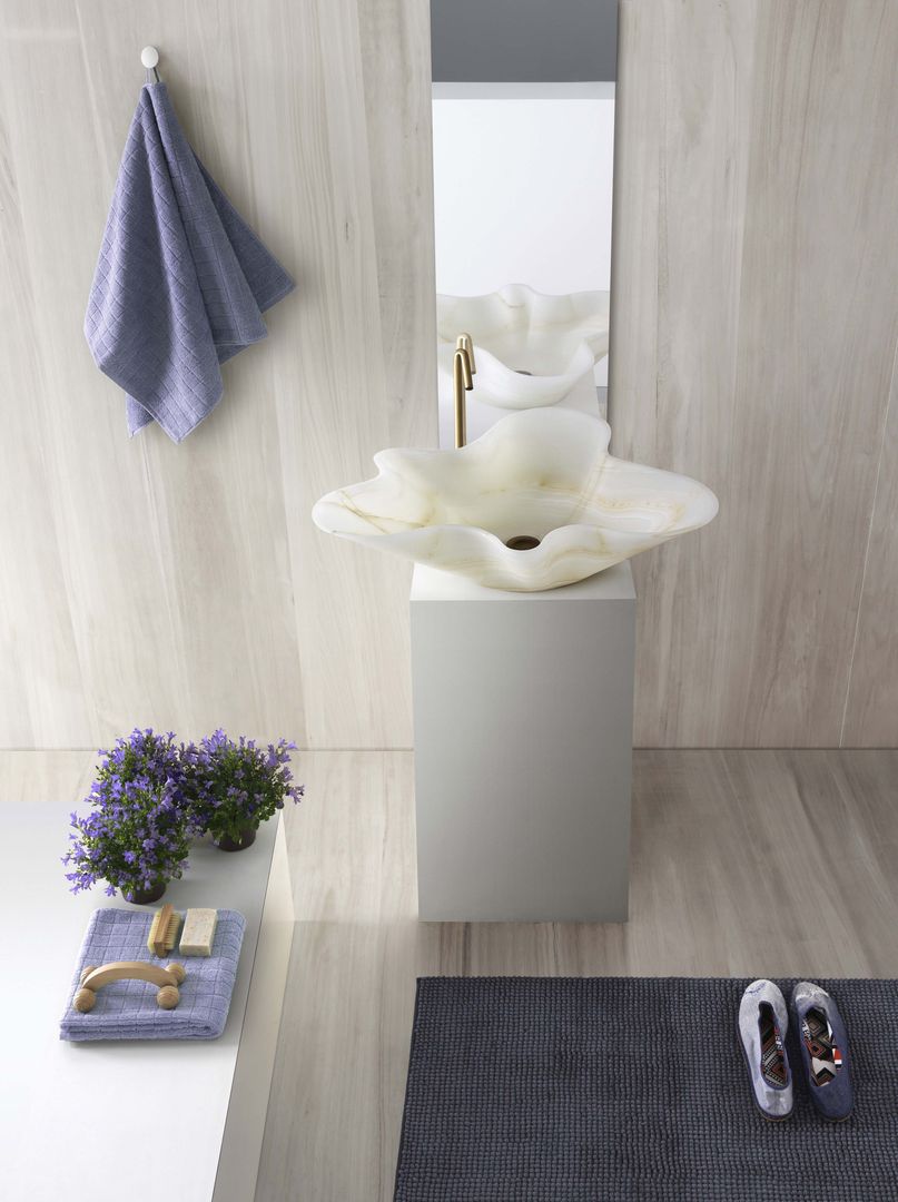 Marble lilies bloom inside bathroom Kreoo Salle de bain minimaliste Marbre