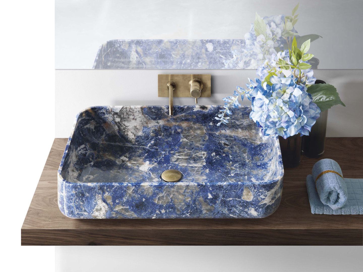 Intense, deep, intriguing, Blue Sodalithe enter Kreoo bathroom world Kreoo Phòng tắm phong cách tối giản Đá hoa